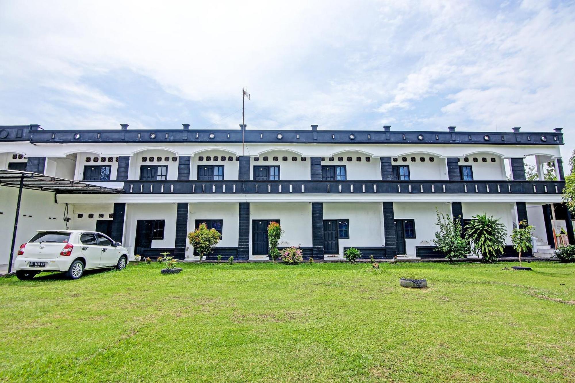 Oyo Life 91127 Wisma Sukajadi Syariah Perabumulih Exterior photo